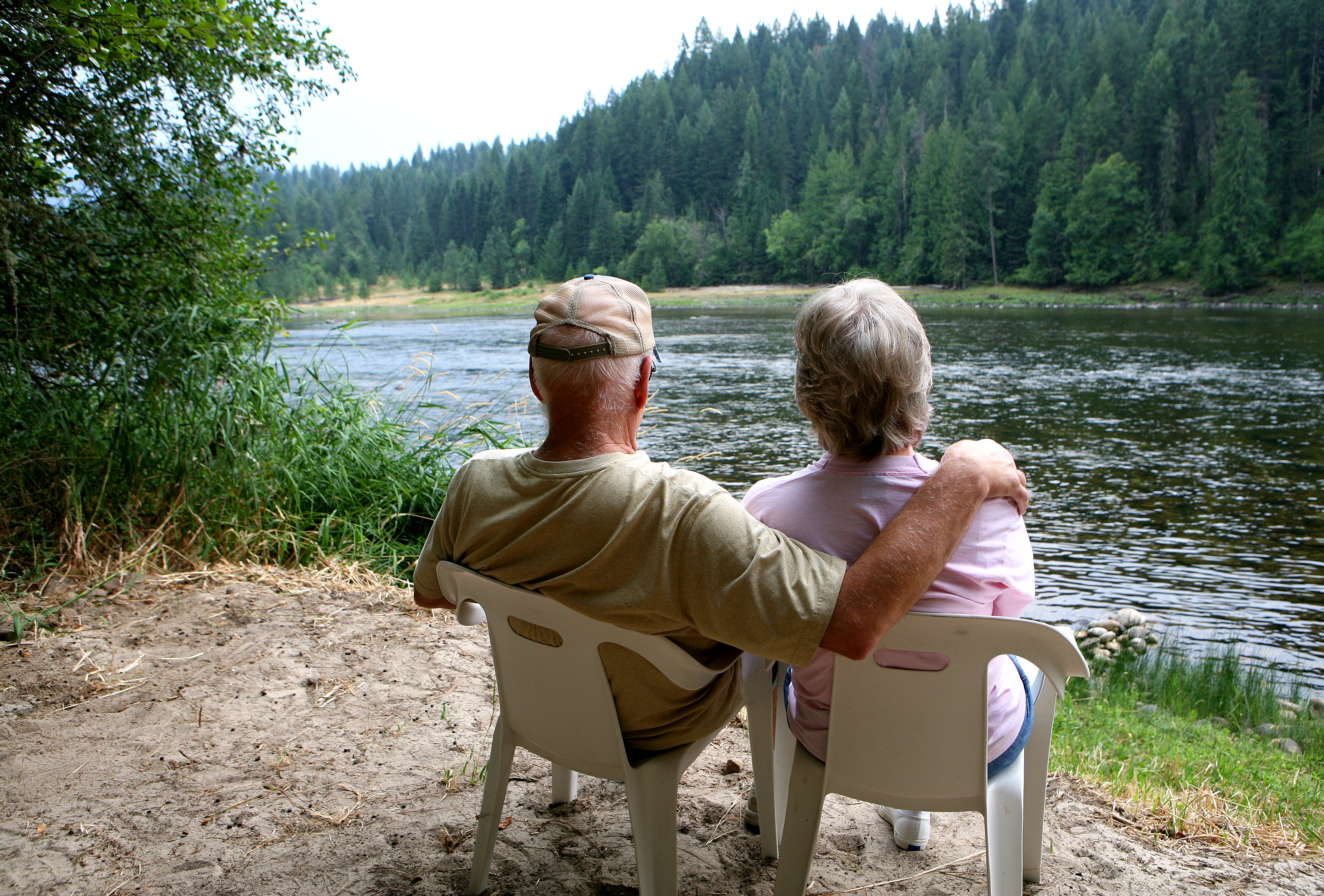 couple-relaxing-on-river-bank.jpg